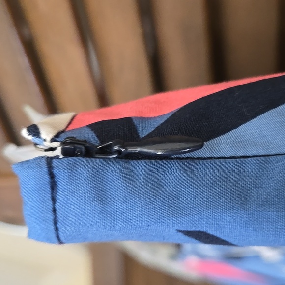 Tahari pleated skirt like new - Picture 2 of 6